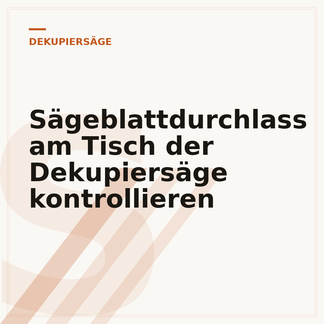 Sägeblattdurchlass am Tisch der Dekupiersäge kontrollieren