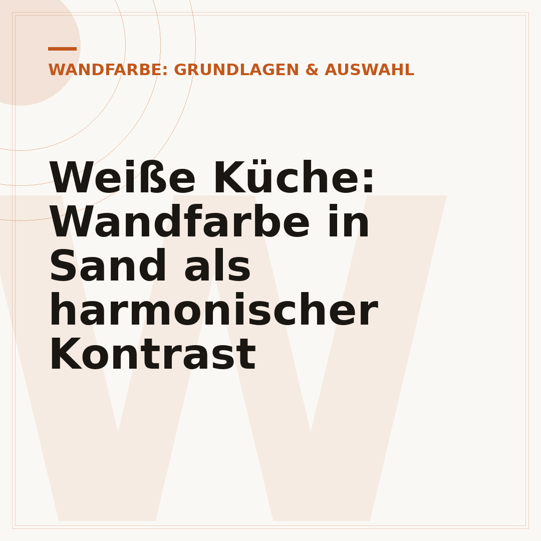 Weiße Küche: Wandfarbe in Sand als harmonischer Kontrast